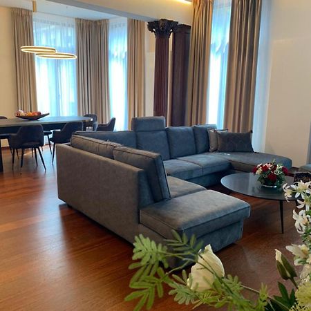 Botanique Suites Airbnb, Anversa Esterno foto