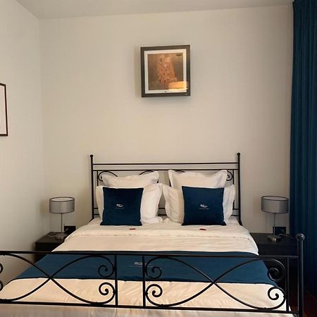 Botanique Suites Airbnb, Anversa Esterno foto