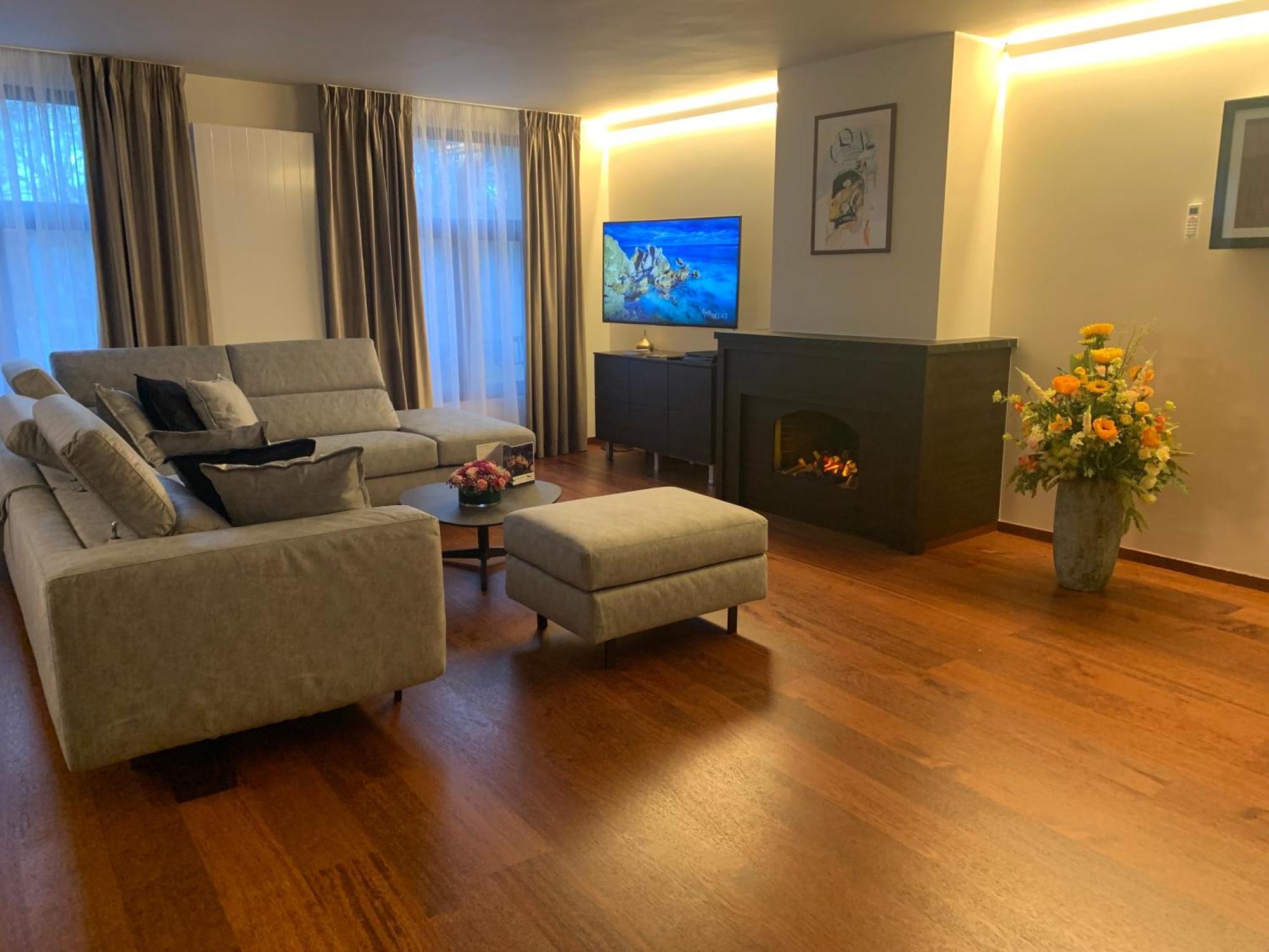 Botanique Suites Airbnb, Anversa Esterno foto