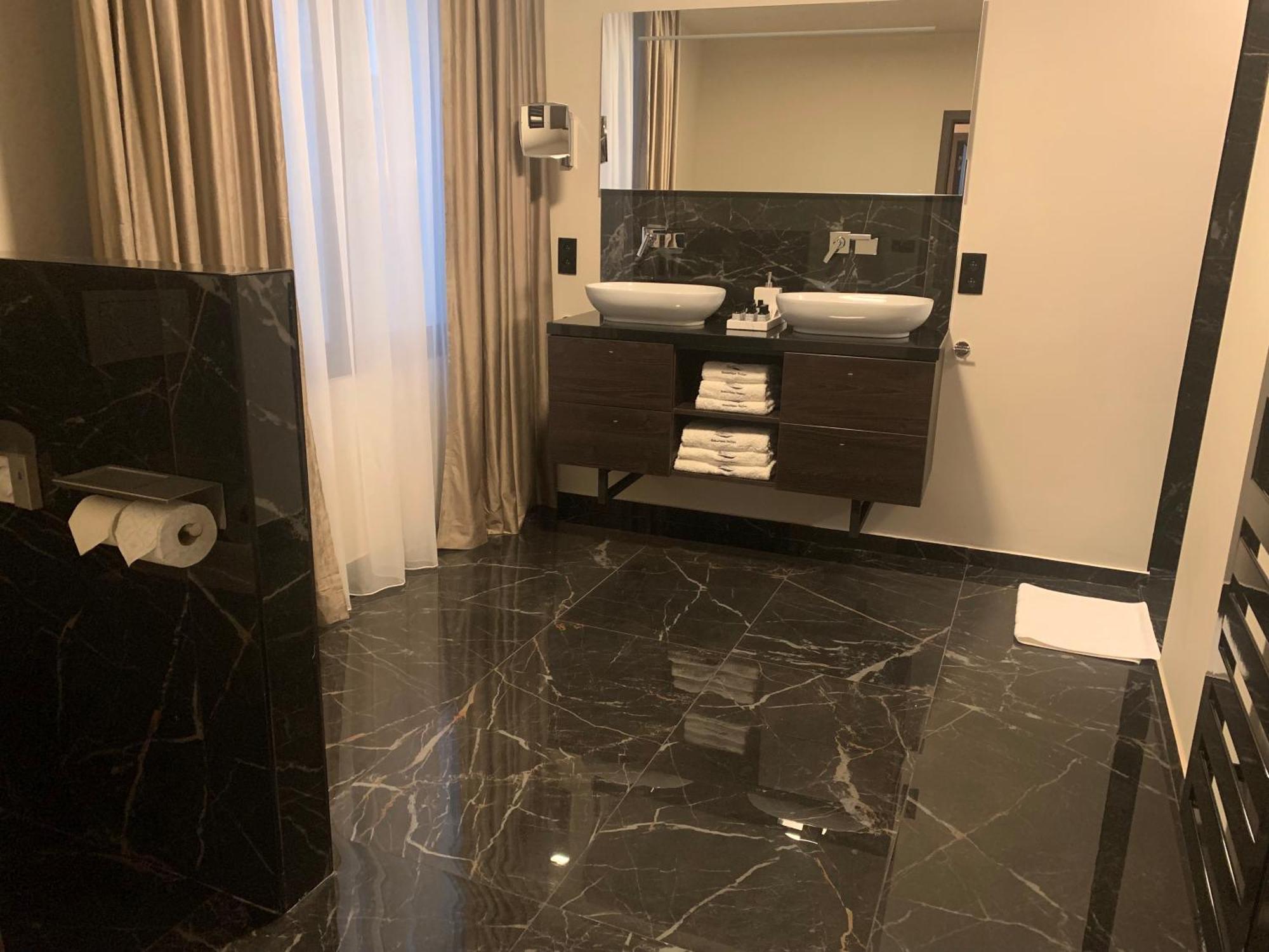 Botanique Suites Airbnb, Anversa Esterno foto