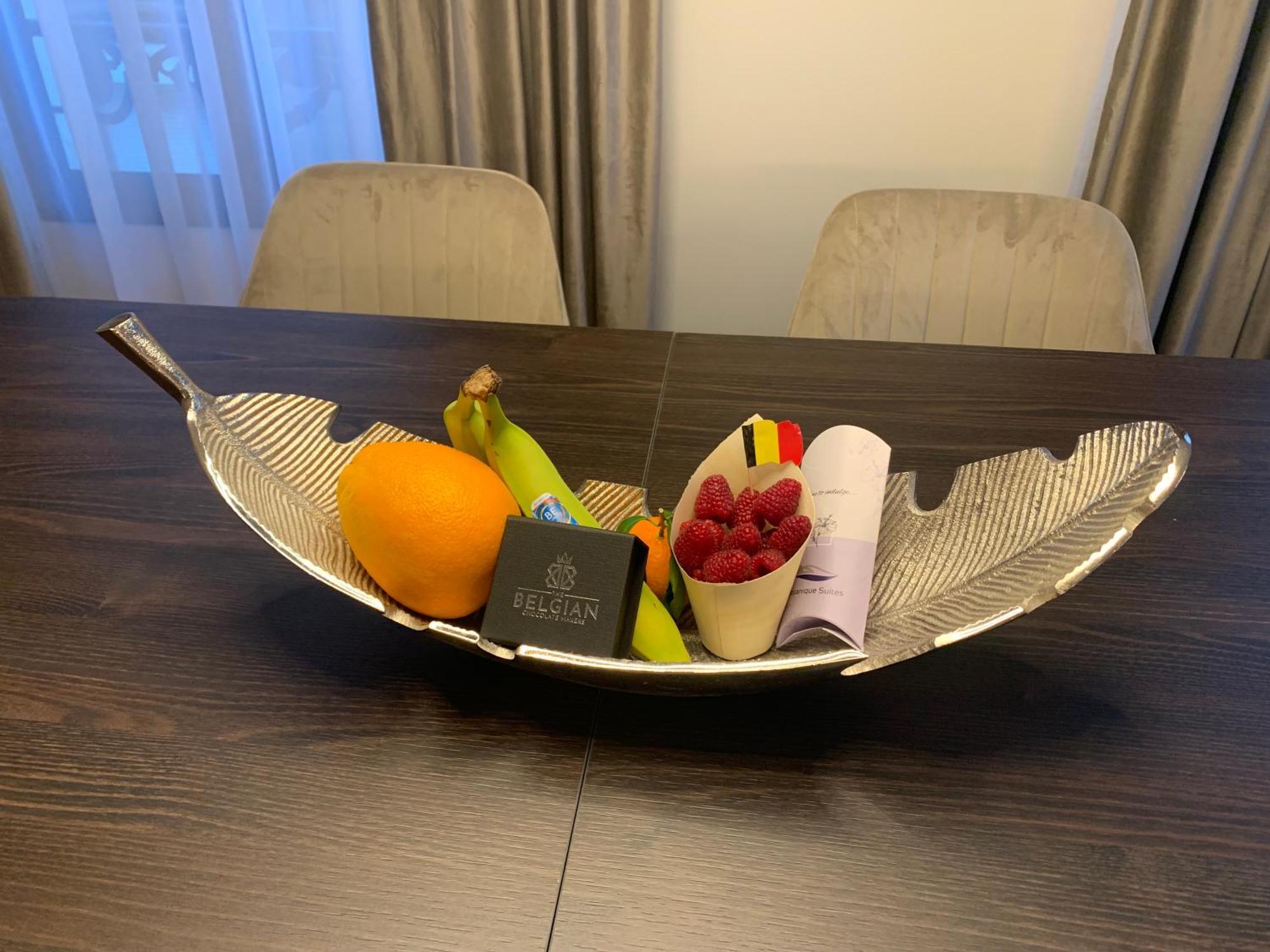 Botanique Suites Airbnb, Anversa Esterno foto