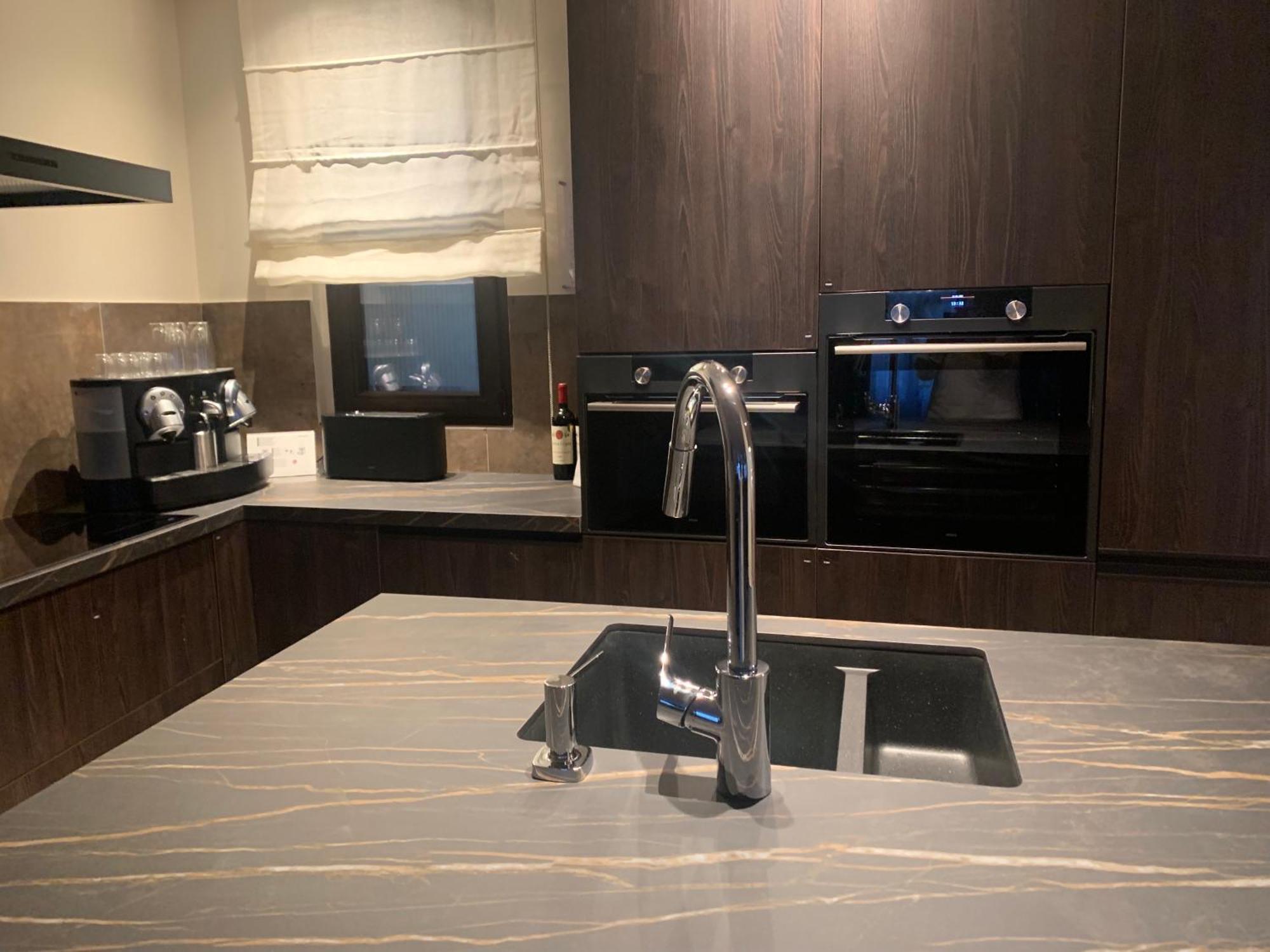 Botanique Suites Airbnb, Anversa Esterno foto