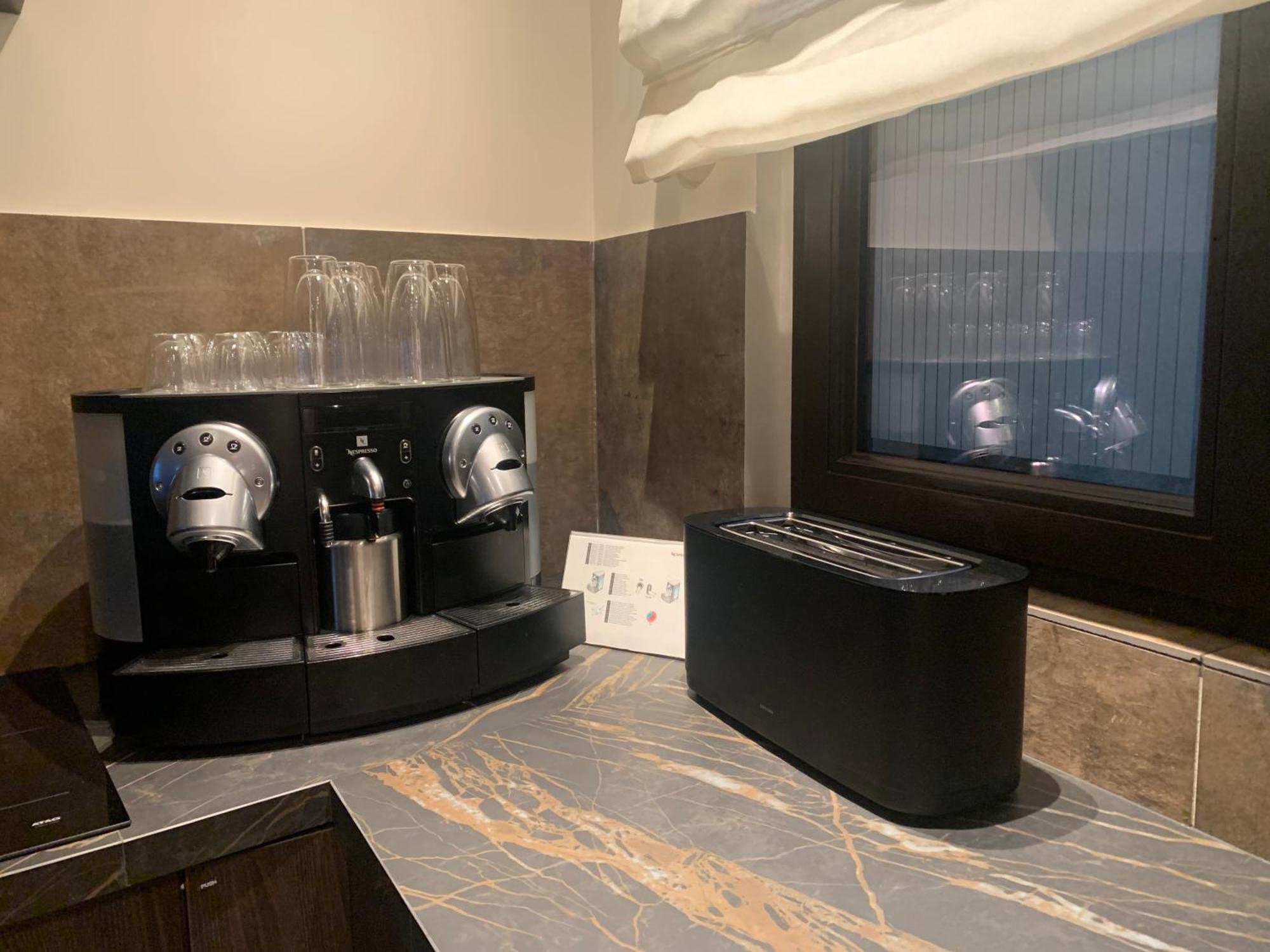 Botanique Suites Airbnb, Anversa Esterno foto