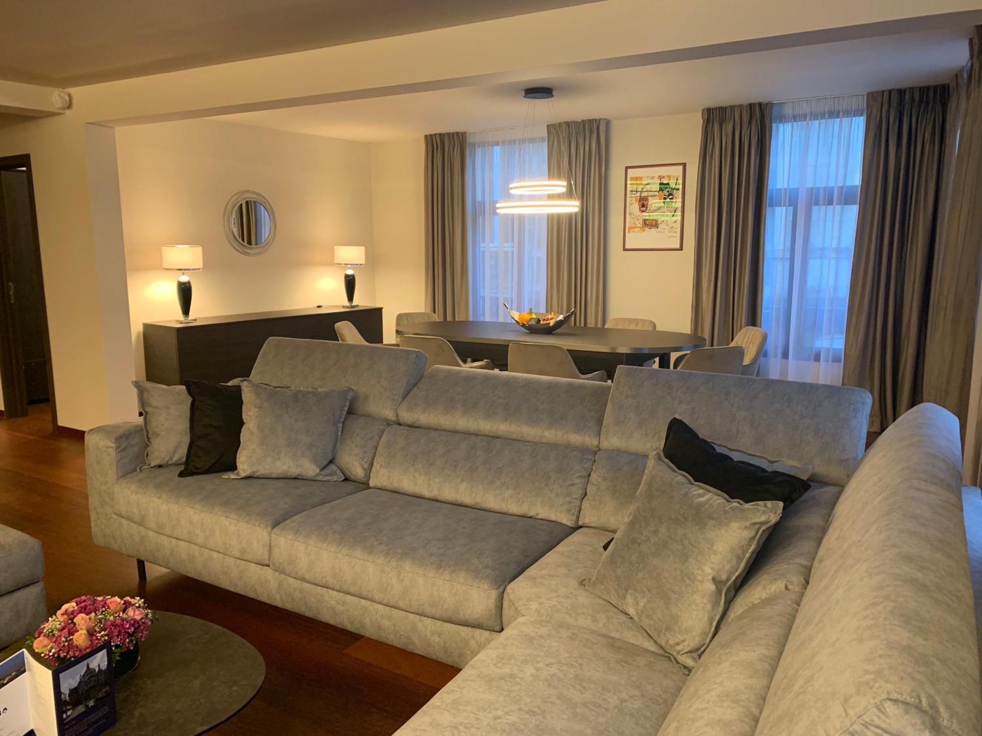 Botanique Suites Airbnb, Anversa Esterno foto