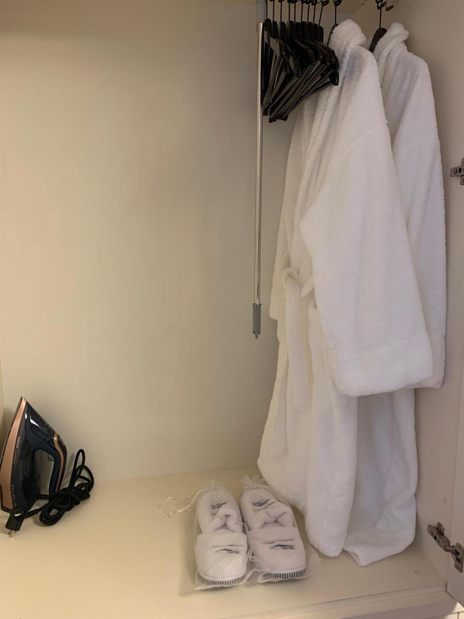 Botanique Suites Airbnb, Anversa Esterno foto