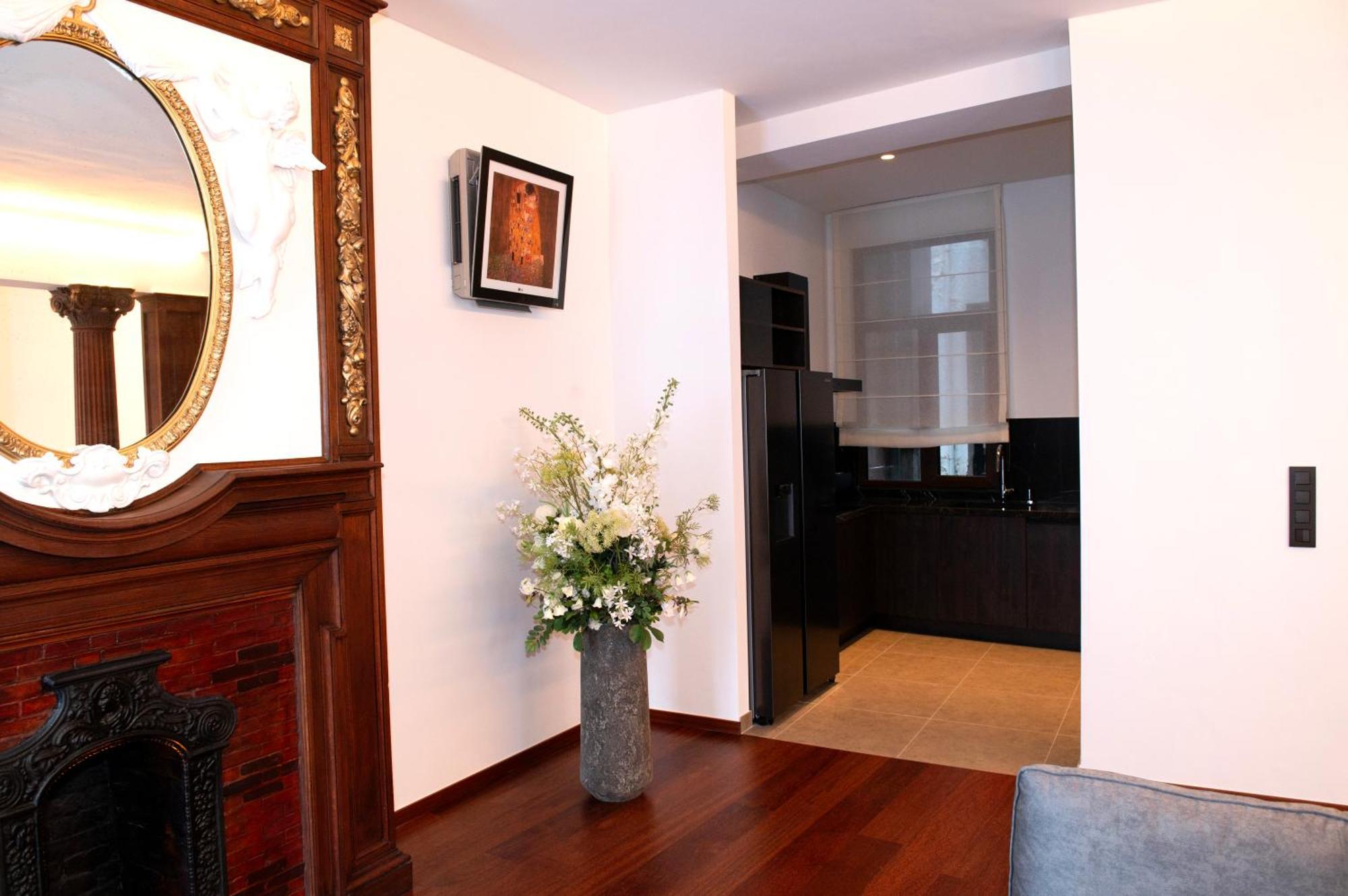 Botanique Suites Airbnb, Anversa Esterno foto