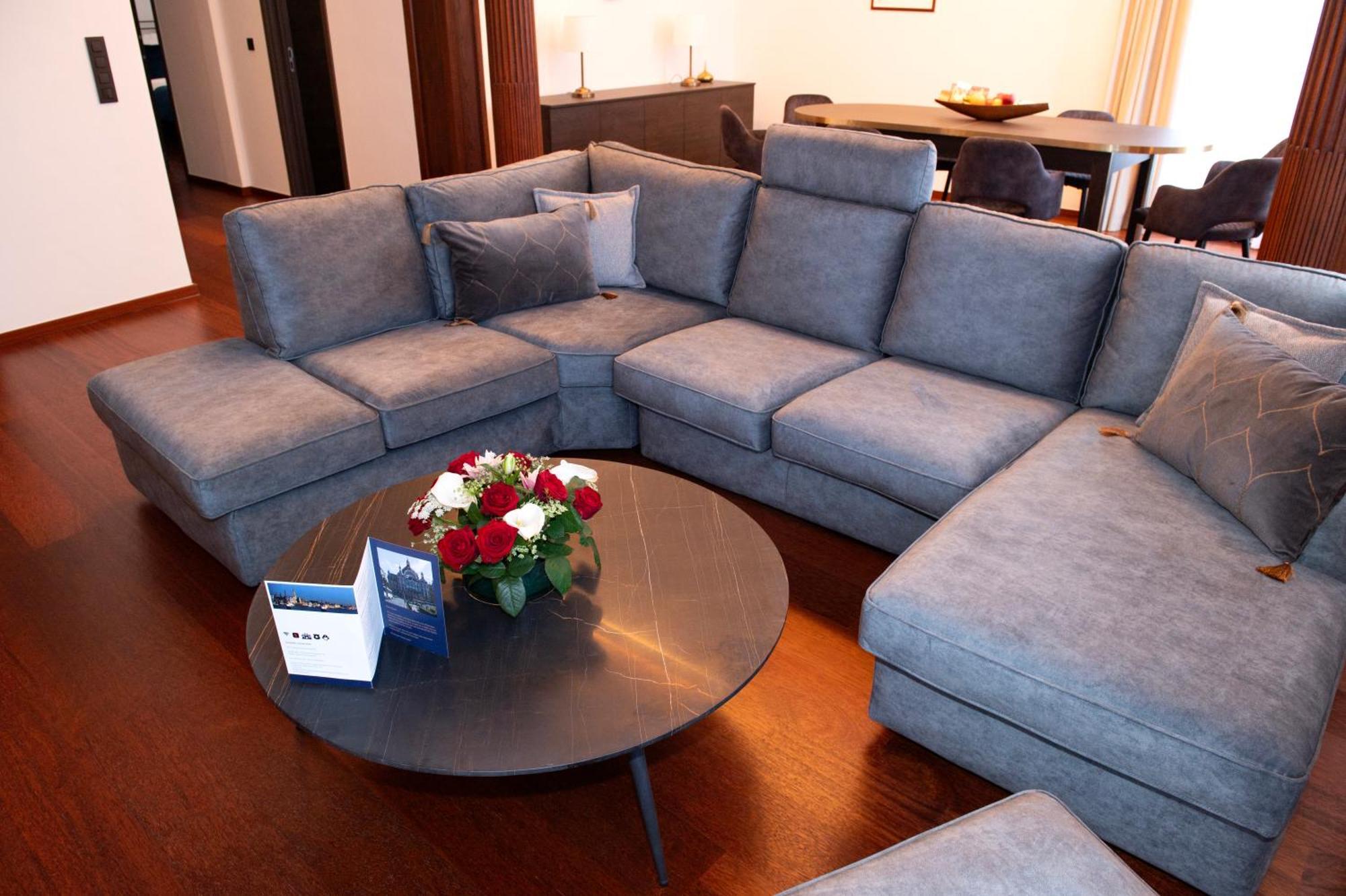 Botanique Suites Airbnb, Anversa Esterno foto
