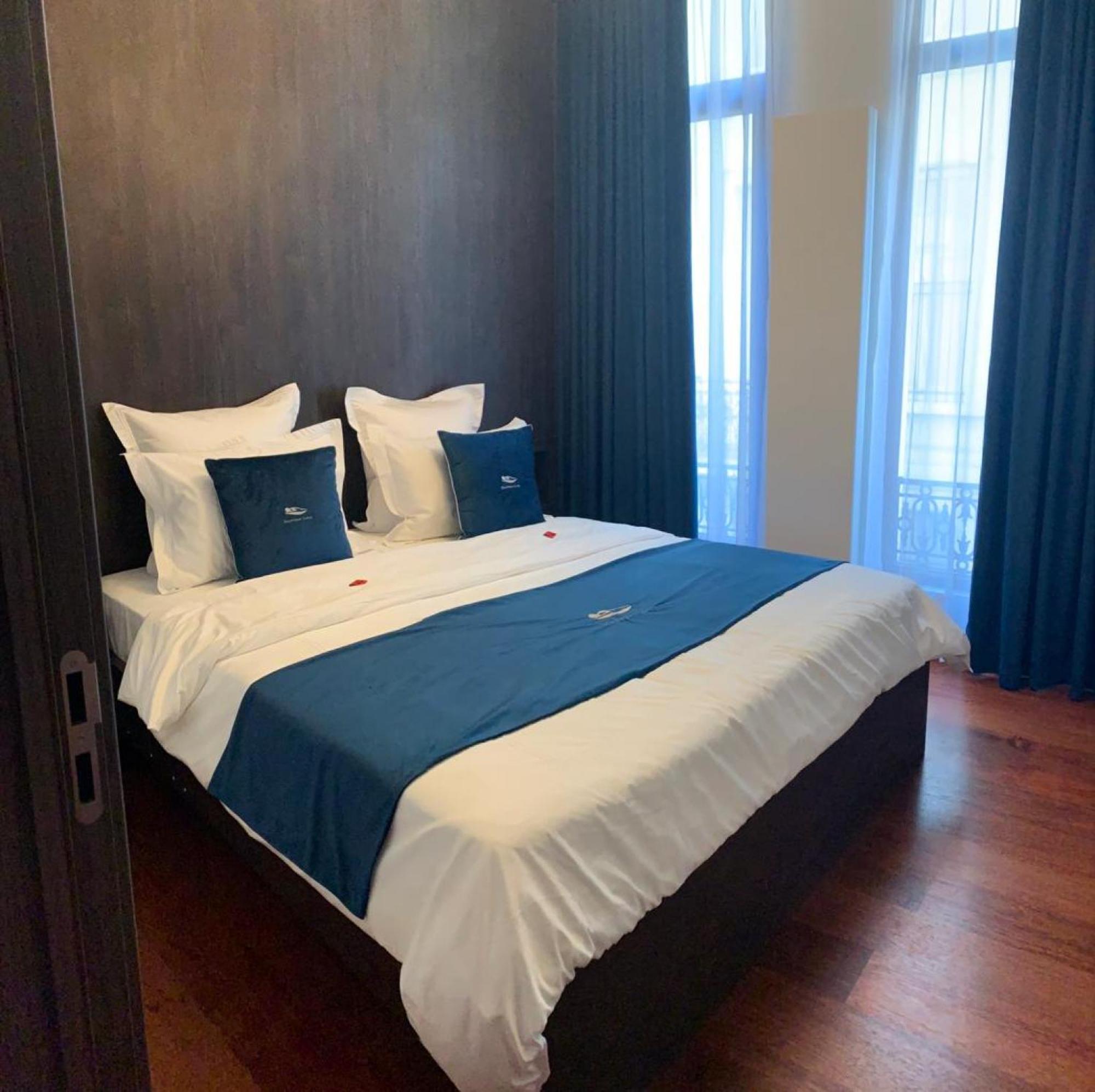 Botanique Suites Airbnb, Anversa Esterno foto